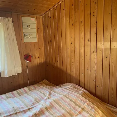 Dom wakacyjny Beautifully Situated Classic Wooden Summercottage *